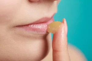 وازلین و مراقبت از لب‌ها: چگونه لب‌های نرم و جذابی داشته باشیم