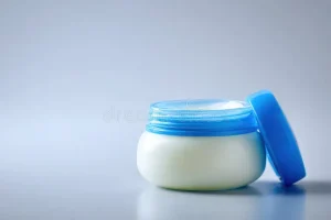 10 اشتباه رایج در استفاده از وازلین که باید از آن‌ها پرهیز کنید